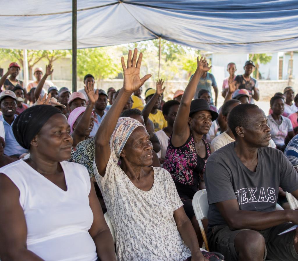 Assemblée communautaire en plein air en Haïti